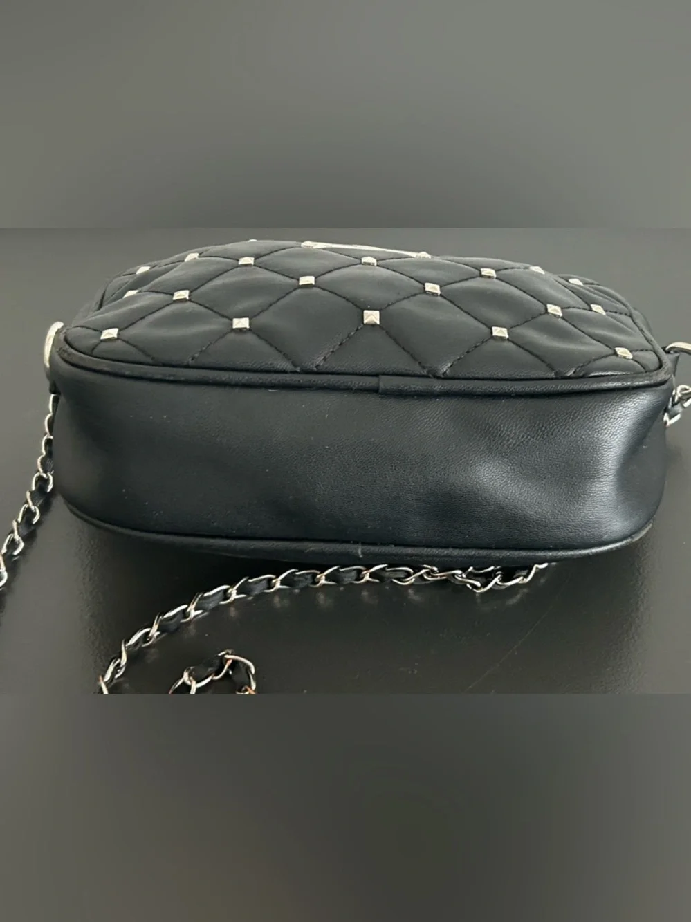 B. Makowsky Black Leather Crossbody Shoulder Bag Silver Hardware chain Strap